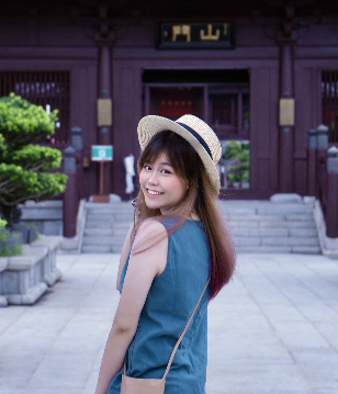 Ms Carolyn Lau